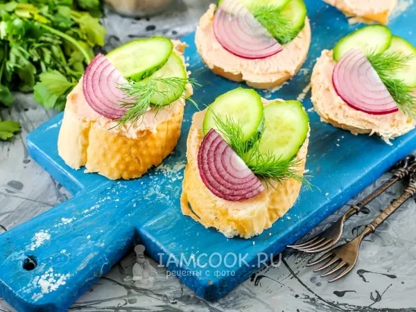 Фото готового блюда: Бутерброды с икрой трески и огурцом