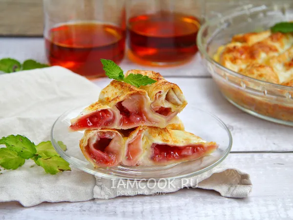 Фото готового блюда: Пирог из лаваша с клубникой