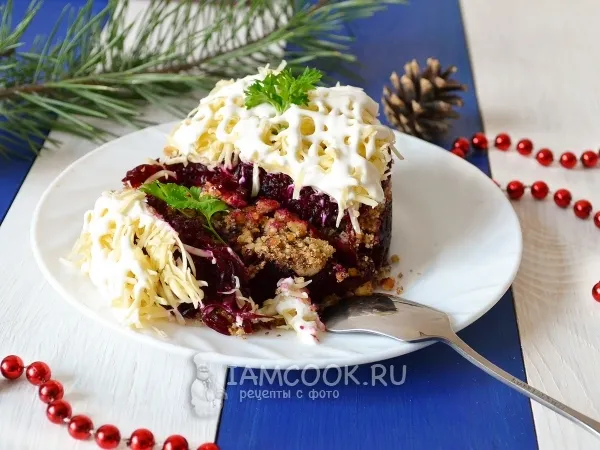 Фото блюда: Салат со свеклой, грецкими орехами и сыром