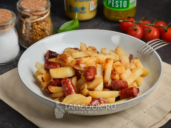 Фото готового блюда: Картошка с охотничьими колбасками на сковороде