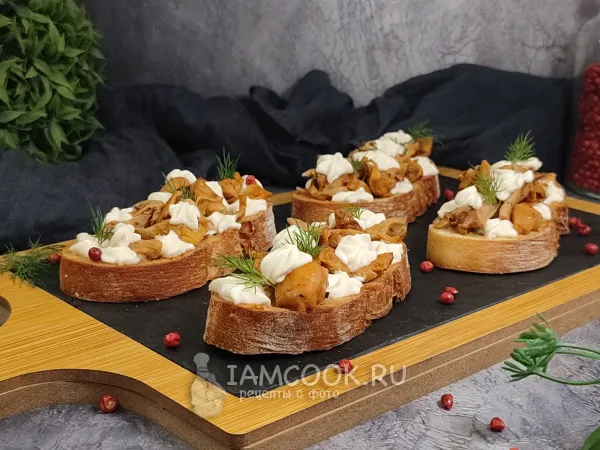 Фото готового блюда: Брускетта с лисичками