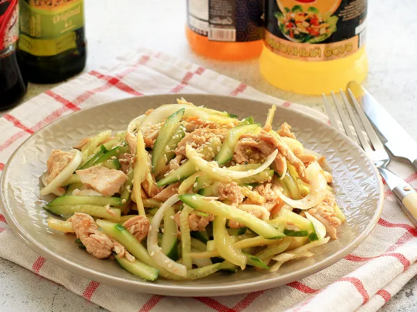 Фото готового блюда: Салат с куриным филе, огурцом и перцем