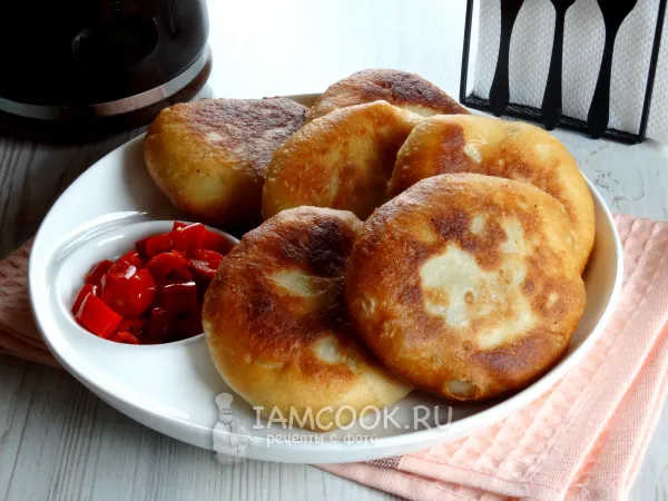 Фото готового блюда: Беляши на кефире с дрожжами на сковороде (с мясом)