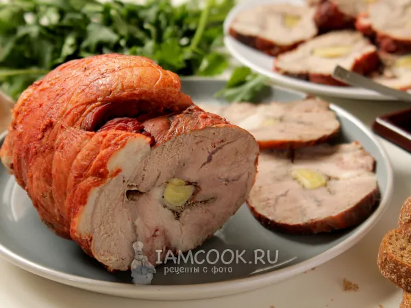 Фото готового блюда: Рулет из свиной рульки в луковой шелухе