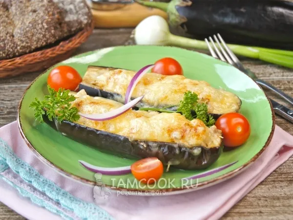 Фото готового блюда: Лодочки из баклажанов с курицей