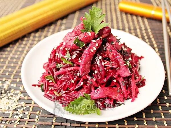 Фото готового блюда: Салат со свеклой и свининой