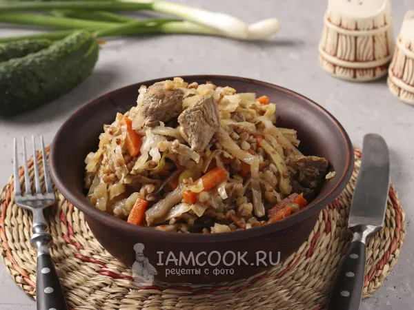 Фото готового блюда: Гречка с говядиной и капустой в сковороде