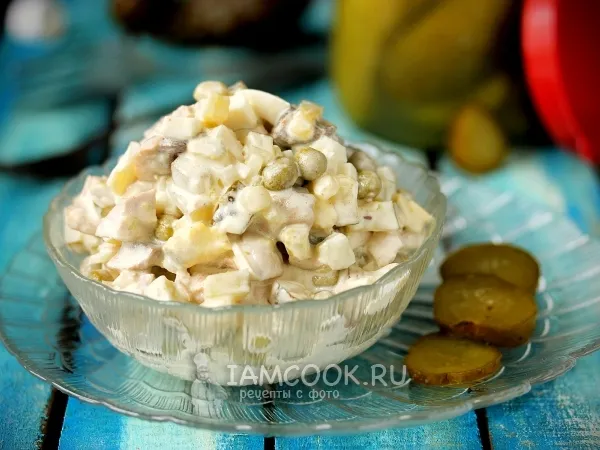 Фото готового блюда: Салат с курицей и солёными огурцами