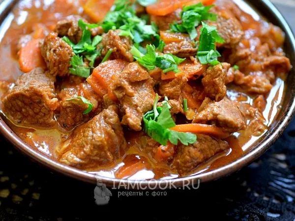 Фото блюда: Говядина с морковью в томатном соусе