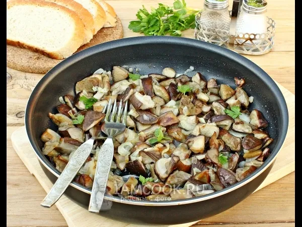 Фото готового блюда: Жареные белые грибы с луком