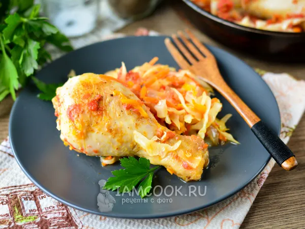 Фото готового блюда: Тушеная курица с капустой на сковороде