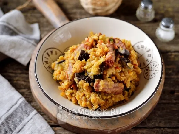 Фото готового блюда: Чечевица с копчеными ребрышками в сковороде