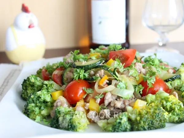 Фото готового блюда: Теплый салат с цукини и фаршем
