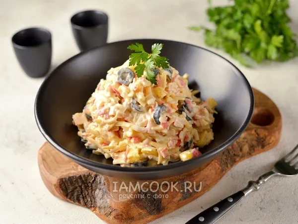 Фото готового блюда: Салат с крабовыми палочками, ананасом и маслинами