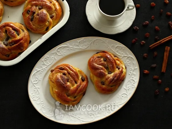 Фото готового блюда: Булочки с корицей и изюмом
