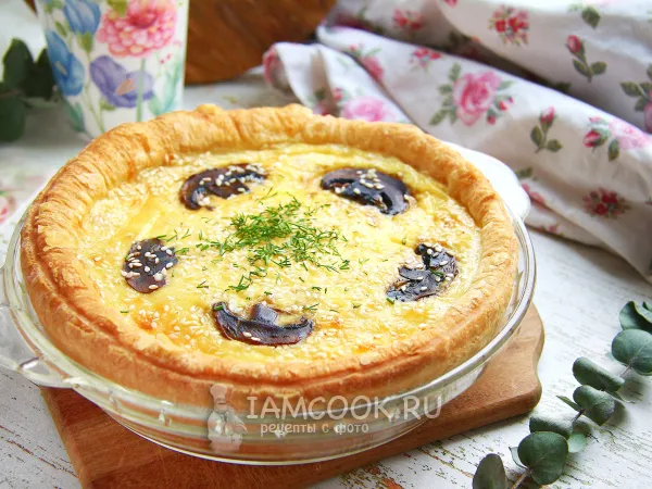 Фото готового блюда: Киш из слоеного теста с грибами
