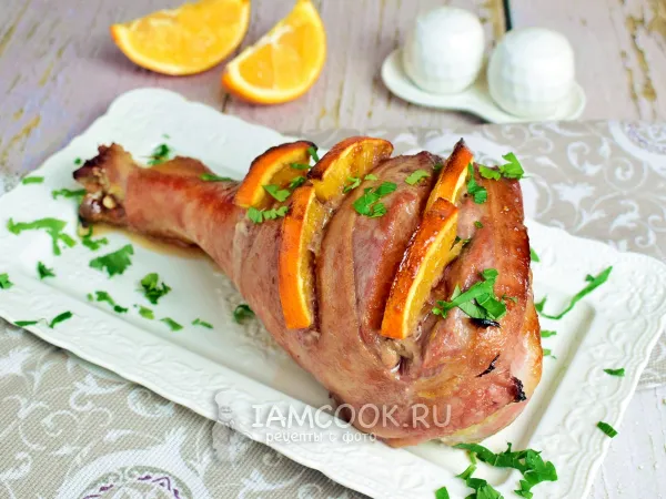 Фото готового блюда: Голень индейки, запеченная в духовке с апельсинами