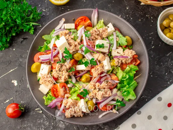 Фото готового блюда: Греческий салат с тунцом