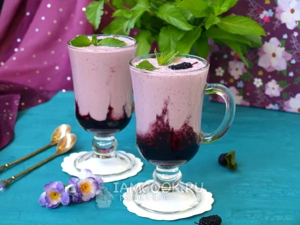 Фото готового блюда: Творожный коктейль на ряженке с шелковицей