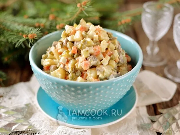 Фото готового блюда: «Оливье» с мясом и солеными огурцами