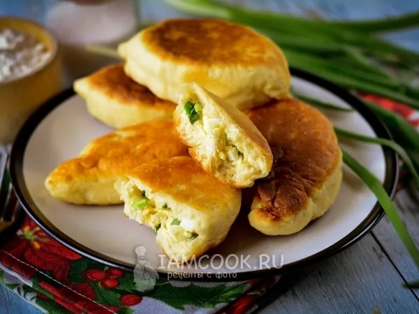 Фото готового блюда: Быстрые пирожки на кефире с луком и яйцом