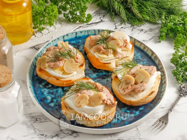 Фото готового блюда: Брускетта с печенью трески и яйцом