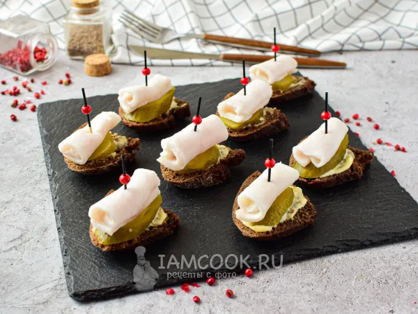 Фото блюда: Бутерброды с салом и соленым огурцом