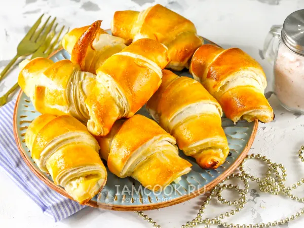 Фото готового блюда: Рогалики с творогом (из слоеного теста)