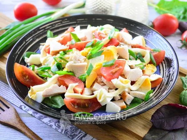 Фото готового блюда: Салат с копченой курицей, помидорами и яйцами