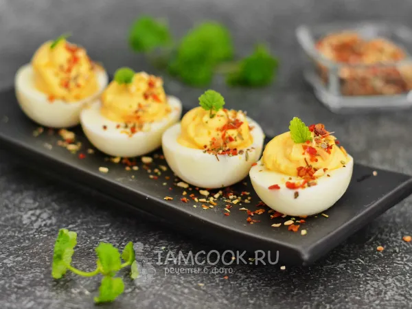 Фото блюда: Фаршированные яйца с чесноком и майонезом