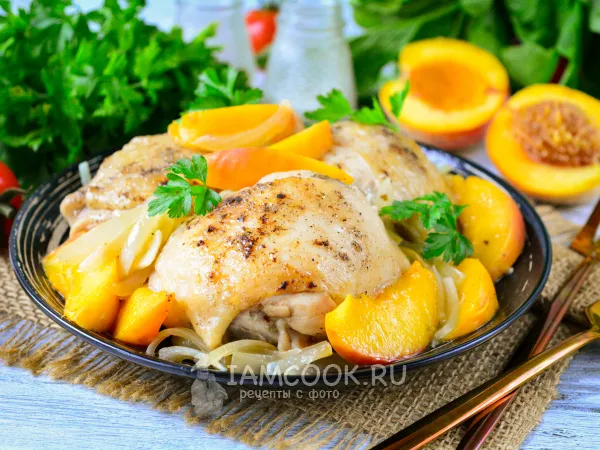 Фото блюда: Курица с персиками на сковороде