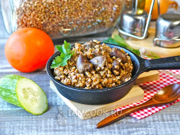 Фото готового блюда: Гречка с куриными сердечками на сковороде