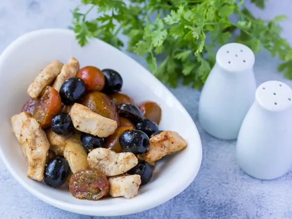 Фото готового блюда: Курица с помидорами и оливками (на сковороде)