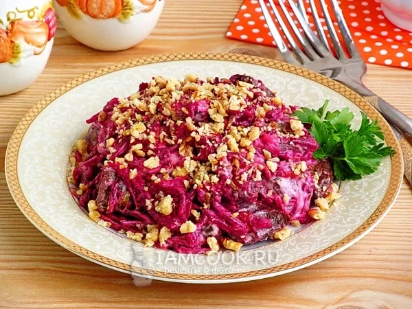 Фото готового блюда: Салат из свёклы, куриной печени и орехов