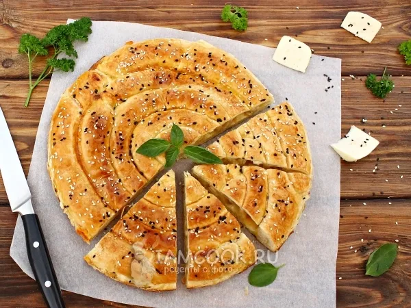 Фото блюда: Пирог из слоеного теста с сыром