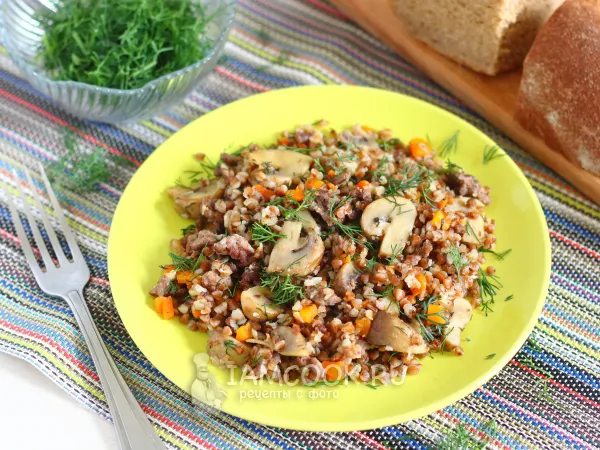 Фото готового блюда: Гречка с фаршем и грибами в мультиварке