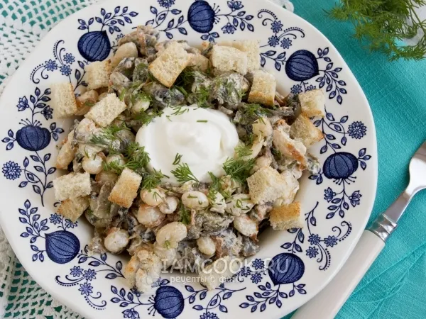 Фото готового блюда: Салат с фасолью и грибами и сухариками