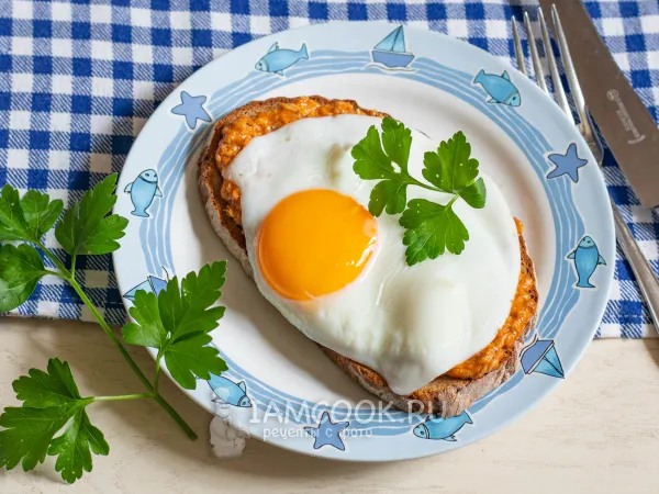 Фото готового блюда: Бутерброды с рыбными консервами и яйцом