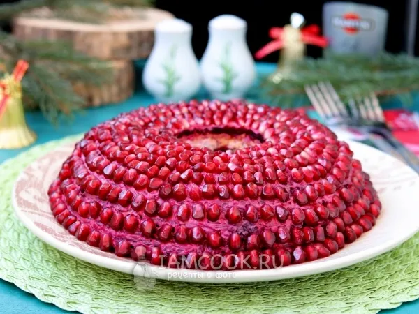 Фото готового блюда: Классический салат «Гранатовый браслет» с говядиной