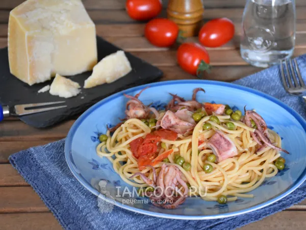 Фото готового блюда: Спагетти с кальмарами и зеленым горошком