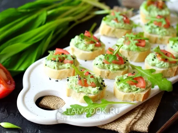 Фото готового блюда: Бутерброды с черемшой, творогом и помидором