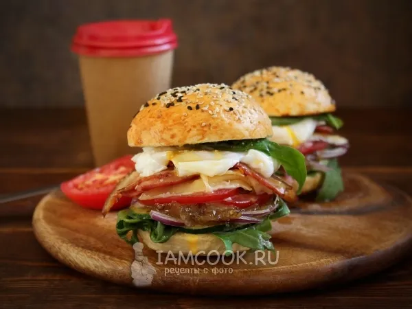 Фото готового блюда: Дрожжевые булочки с кунжутом для домашних бургеров