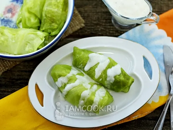 Фото блюда: Капустные рулетики с белым соусом на пару