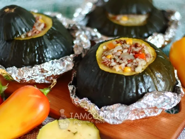 Фото готового блюда: Патиссоны, фаршированные рисом и овощами, в духовке