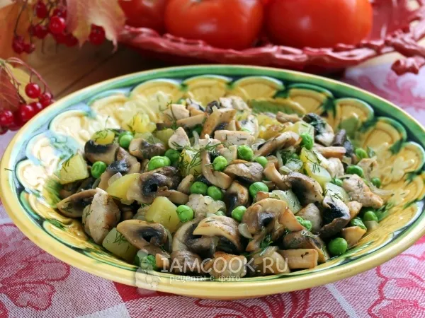 Фото готового блюда: Салат с жареными грибами и курицей