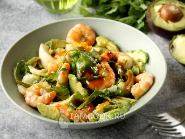 Фото готового блюда: Салат с креветками, авокадо и рукколой