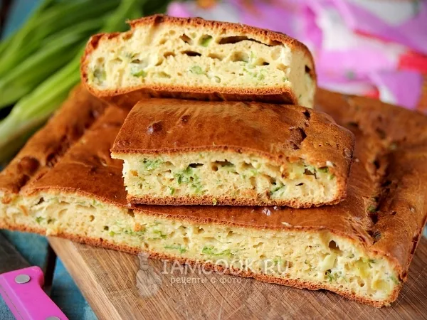 Фото готового блюда: Заливной луковый пирог