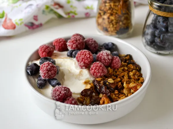 Фото блюда: Йогурт с гранолой и ягодами