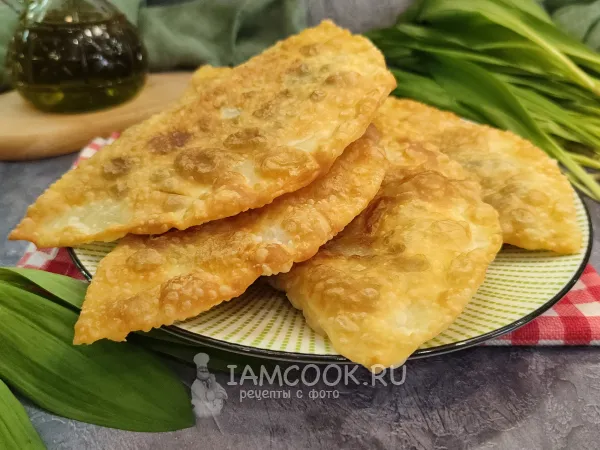 Фото готового блюда: Чебуреки с черемшой