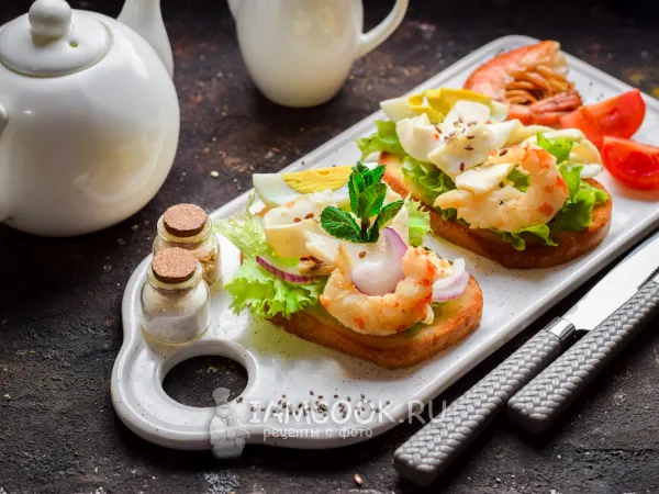 Фото готового блюда: Бутерброды с креветками и кальмарами